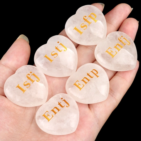 Pierre de Cristal Naturelle en Forme de Coeur Avec Symboles de Type de Personnalité MBTI Gravés à l'Or Quartz Blanc Quartz Rose Décoration de Bureau