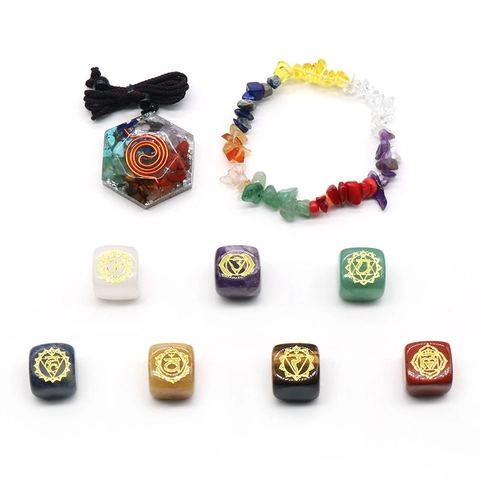 7 Chakra Heilkristall Set Naturstein Poliert Würfel Chakra Symbole Mit Mehrfarbiger Splitterstein Armband Orgon Anhänger Geschenkbox Für Meditation Yoga Damen Spiritueller Schmuck