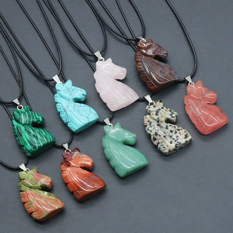 Collier Pendentif Tête de Cheval en Cristal Naturel Sculpté Fermoir en Alliage Cordon Ciré Ajustable Bijoux Animaux Cadeau Homme Femme