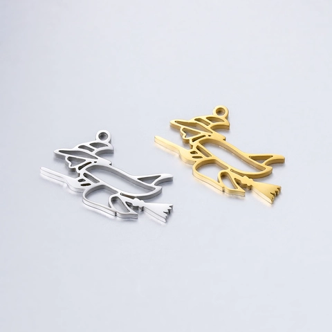 Vintage Cartoon Strega Sulla Scopa Ciondolo In Acciaio Inossidabile Silhouette Traforata DIY Halloween Gioielli Accessori