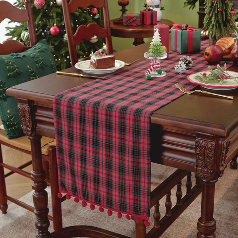 Runner da Tavolo Natalizio a Quadri in Poliestere Cotone Jacquard Rosso Verde Tartan Con Pompon Rossi Tovaglia Decorativa