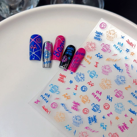 Autocollants Nail Art Style Graffiti Lettres Anglaises Colorées Motif Sourire Autocollants Tendance pour Décoration de Manucure