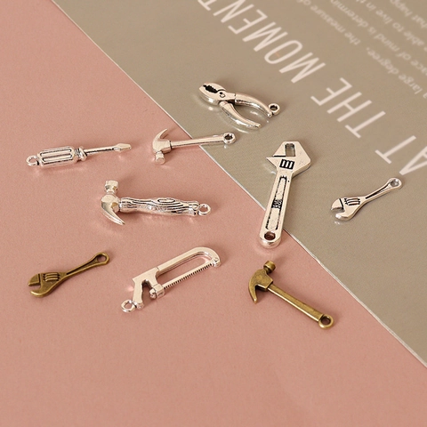 Breloques d'Outils en Alliage Miniature Pour Maison De Poupée Bricolage Marteau Clé Pinces Tournevis Scie Pendentif en Métal Vintage