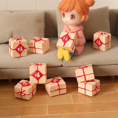 Miniatur Chinesischer Stil Fu-Schriftzeichen Geschenkbox Harz Modell Für Puppenhaus DIY Mikrolandschaft Schreibtisch Ornament