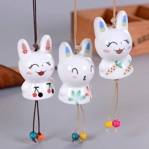 Lindas Campanas de Viento de Cerámica de Conejo de Dibujos Animados Adorno Colgante de Porcelana Hecho a Mano para Hogar Coche Puerta Ventana Decoración Regalo