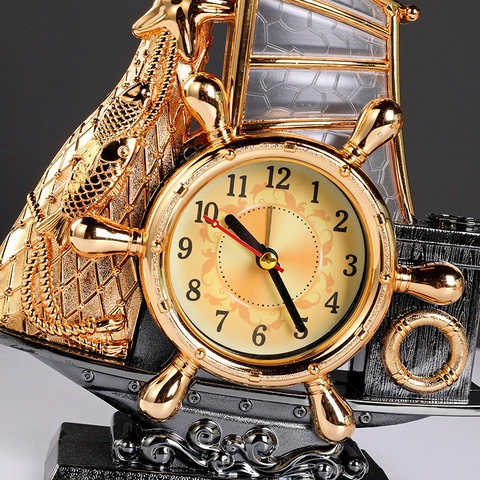 Réveil en Forme de Voilier Rétro Ornement de Bureau en Plastique Horloge de Table Créative Cadeau pour Étudiant Maison Bureau