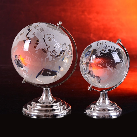 Moderno Globo di Cristallo Artificiale Minimalista Ornamento da Scrivania Con Supporto in Metallo Argento Mappa del Mondo Smerigliata Sfera di Cristallo Decorativa
