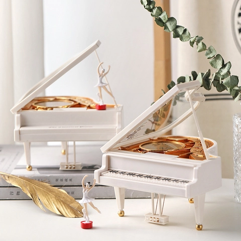 Carillon Meccanico a Forma di Pianoforte con Ballerina Danzante in Resina Scatola Musicale per Decorazione Casa Ornamento Regalo