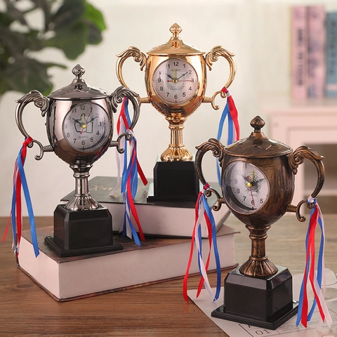 Retro Pokal Wecker Vintage Schüler Preis Schule Auszeichnung Galvanisiert Gold Silber Bronze Quarz Tischuhr Schreibtisch Deko Geschenk
