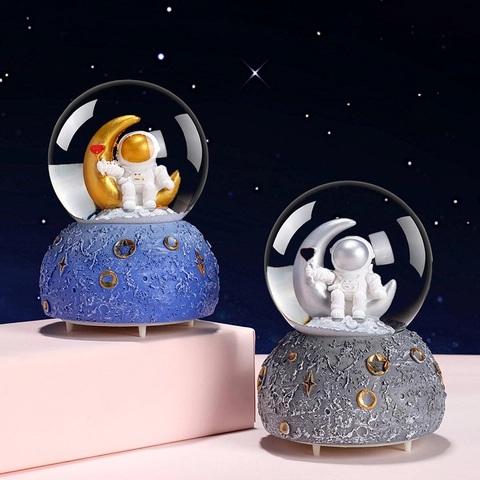 Astronauta Sfera di Cristallo Carillon Luce LED Effetto Neve Resina Vetro Spazio Ornamento per Camera Casa Arredo Regalo