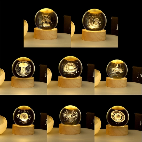 Veilleuse Boule de Cristal Gravée au Laser 3D Avec Base en Bois Alimenté par USB Galaxie Lune Ornement de Bureau Cadeau
