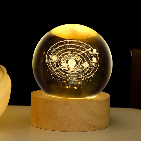 Veilleuse Boule de Cristal Gravée au Laser 3D Avec Base en Bois Alimenté par USB Galaxie Lune Ornement de Bureau Cadeau