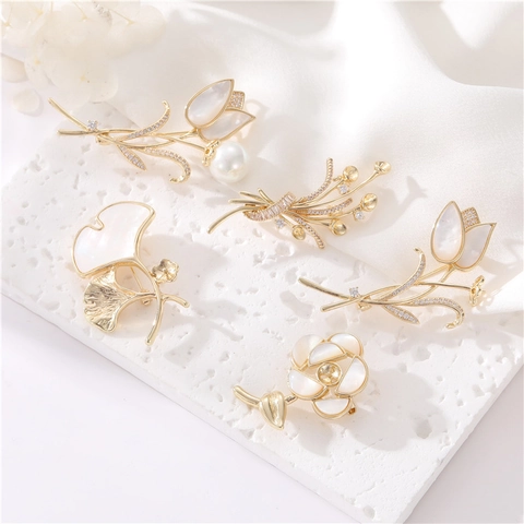 Elegante Spilla a Forma di Fiore con Foglia di Ginkgo a Tulipano per Donna Abito da Completo Placcato in Oro Rame Strass Perla Artificiale Conchiglia Gioielli