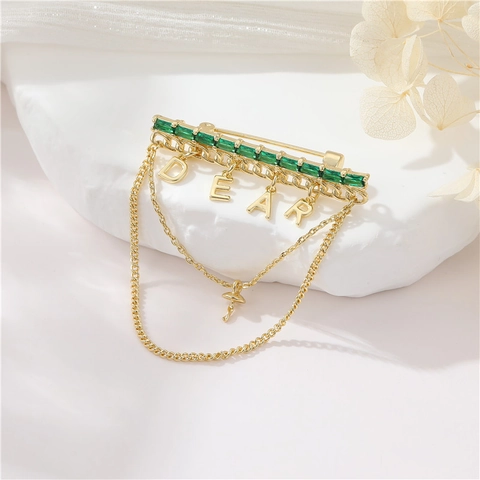 Elegante Broche de Barra de Equilibrio de Zirconia Verde Esmeralda Con Borla Colgante de Letra DEAR para Mujer Broche de Solapa de Traje Joyería