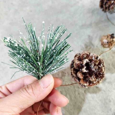 Aghi di Pino Artificiali Innevati e Pigne Naturali per Decorazioni Natalizie Fai da Te Accessori per Albero Invernale