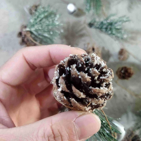 Aghi di Pino Artificiali Innevati e Pigne Naturali per Decorazioni Natalizie Fai da Te Accessori per Albero Invernale