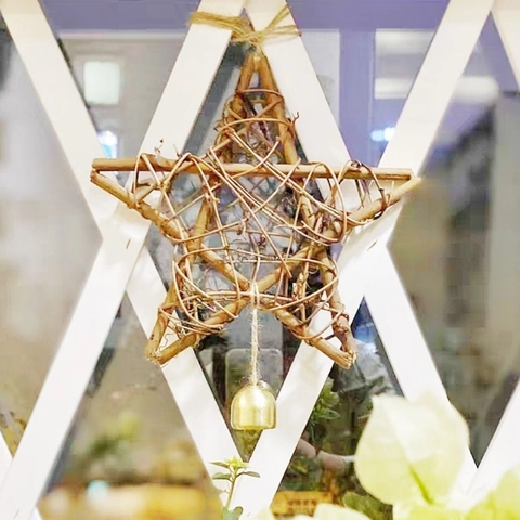 Handgefertigter Rattan Stern Wandbehang Deko Mit Metallglocke Und Tannenzapfen Rustikaler Waldstil Ornament Für Café Heim Zimmer Dekoration