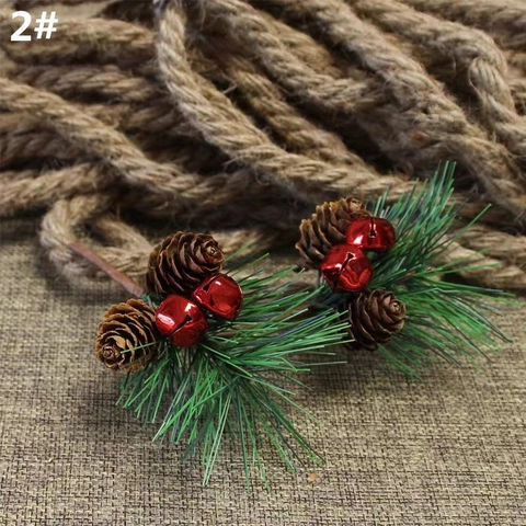 Rami Artificiali di Aghi di Pino Natalizi Con Pigne Naturali E Campanelli Rossi in Metallo Per Decorazioni Fai-da-te