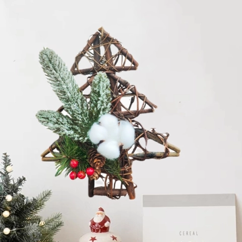 Decorazione da Parete ad Albero di Natale in Rami di Legno Rustico Con Aghi di Pino Innevati Bacche Rosse Palla di Cotone Ornamento