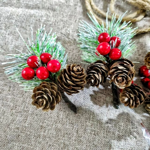 Künstliche Weihnachts Kiefernzapfen Zweige Mit Roten Beeren Und Natürlichen Kiefernzapfen Schneebeflockung Für DIY Deko