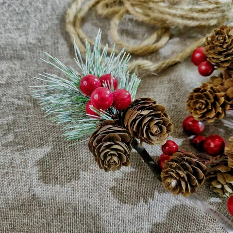 Künstliche Weihnachts Kiefernzapfen Zweige Mit Roten Beeren Und Natürlichen Kiefernzapfen Schneebeflockung Für DIY Deko