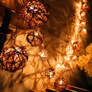 Luci a Stringa con Sfere di Rattan Bianco Caldo LED Luci Fate per Natale Matrimonio Festa Camera da Letto Interni Giardino