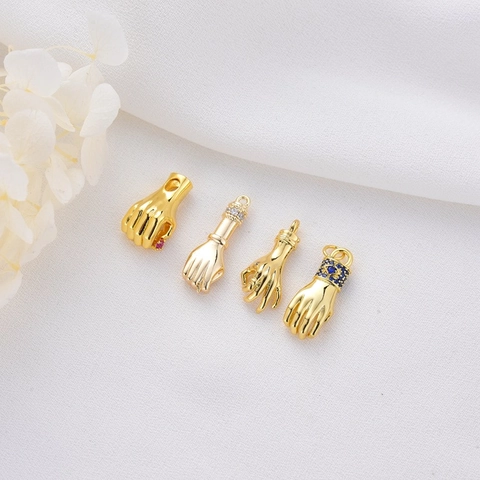 Ciondolo in Rame Placcato Oro 14K Gesto della Mano OK Pugno Malocchio Charm con Strass Incastonati per Collana Bracciale DIY Gioielli Donna Regalo