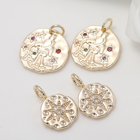 Ciondolo Moneta Goffrata Zodiaco Acquario in Ottone Placcato Oro 14K Zirconia per Fai da Te Collana Bracciale Accessori
