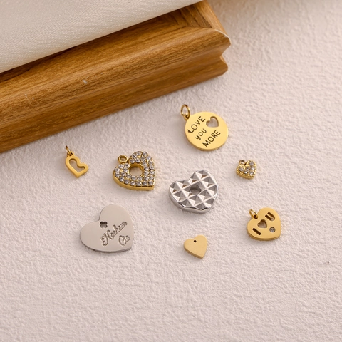 Colgantes de Corazón de Acero de Titanio para Joyería DIY Dorado Plateado Diamantes de Imitación Grabados Love Charms para Collares Mujer