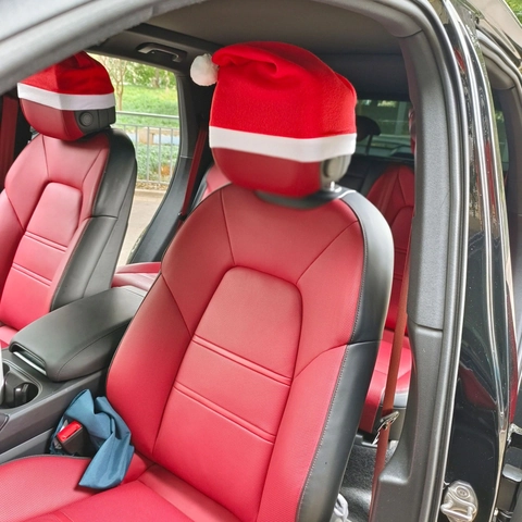 Copri Poggiatesta Universale per Auto a Forma di Cappello di Natale Rosso Bianco Pompon Pile Spazzolato Decorazione Interni