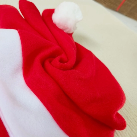 Copri Poggiatesta Universale per Auto a Forma di Cappello di Natale Rosso Bianco Pompon Pile Spazzolato Decorazione Interni