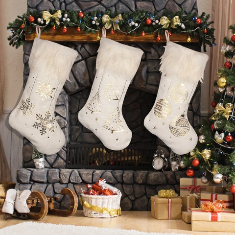 Weißer Plüsch Weihnachtsstrumpf Mit Gold Bronzierungsmuster Kunstfell-Aufschlag Feiertagsdekoration Weihnachtsgeschenkbeutel