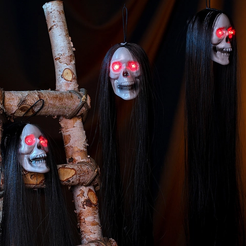 Halloween Horror Totenkopf Zum Aufhängen Mit Langem Schwarzem Haar Rote LED Leuchtende Augen Spukhaus Deko Requisite