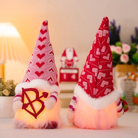 Valentinstag Leuchtende Zwerg Puppe Herz Strickmütze Rose Amor Pfeil LED Glühende Zwerg Ornament Für Paar Geschenk Deko