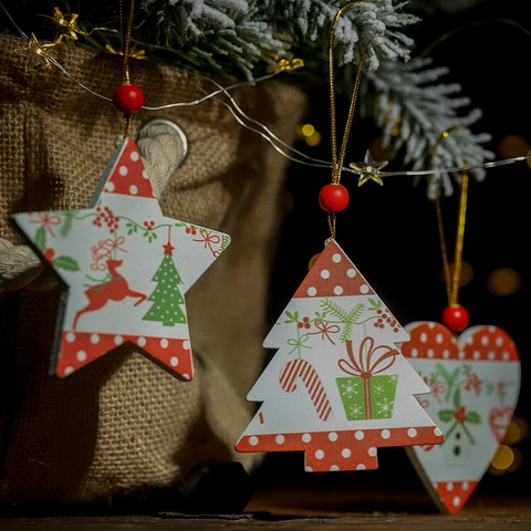 Kerst Houten Hangende Ornamenten Bedrukte Boom Ster Hart Vorm Decoratieve Hangers Met Rode Kralen Voor Huisdecoratie