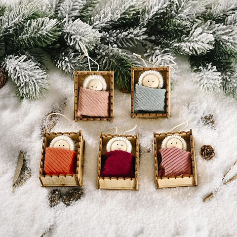 Weihnachten Holz Box Puppe Hängen Ornamente Gestrickte Mini Baby Figur Anhänger Für Weihnachtsbaum Dekor Holiday Party Home Dekorationen