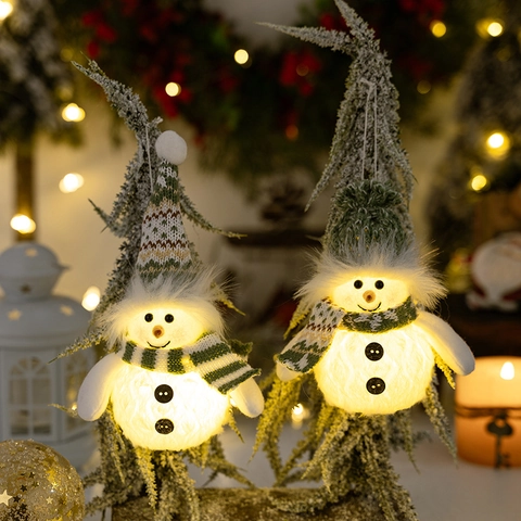 Ornamento di Pupazzo di Neve di Natale LED Con Cappello a Maglia Verde e Sciarpa Pupazzo di Neve di Peluche Luminoso