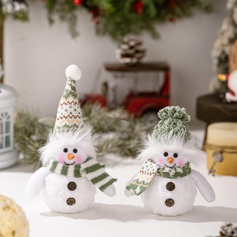 Ornamento di Pupazzo di Neve di Natale LED Con Cappello a Maglia Verde e Sciarpa Pupazzo di Neve di Peluche Luminoso