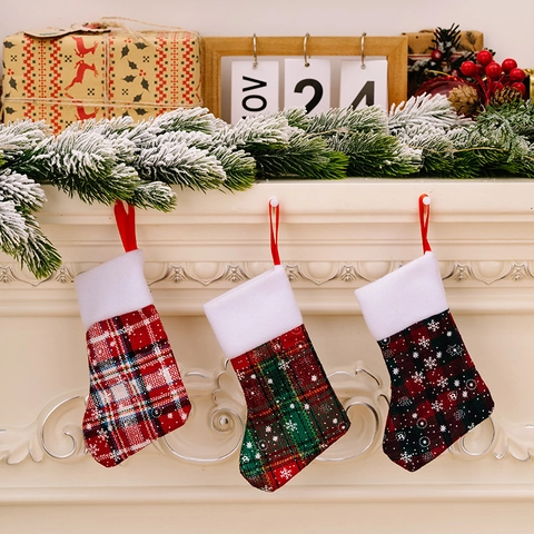 Mini Calze di Natale a Quadretti Con Stampa di Fiocchi di Neve Bianchi Calza Decorativa da Appendere per Posate Regalo