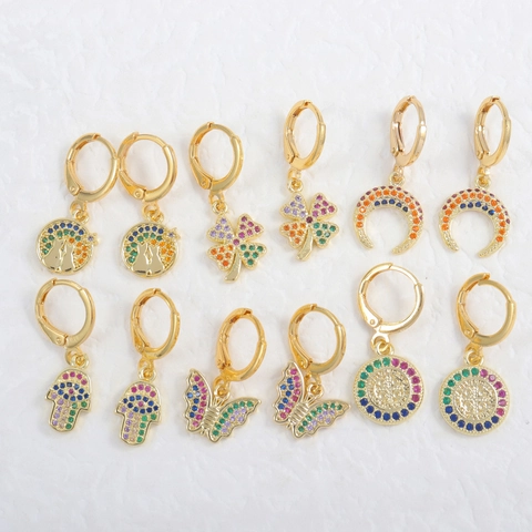 Orecchini Hip Hop in Rame Placcato Oro Con Ciondoli in Zirconia Colorata per Donna Orecchini a Cerchio Con Farfalla Luna Trifoglio Gatto Mano di Fatima