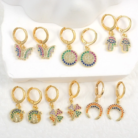 Orecchini Hip Hop in Rame Placcato Oro Con Ciondoli in Zirconia Colorata per Donna Orecchini a Cerchio Con Farfalla Luna Trifoglio Gatto Mano di Fatima
