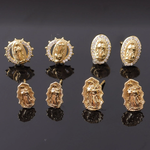 Orecchini a Bottone Religiosi in Rame Placcato Oro con Rilievo della Vergine Maria Strass Incastonati Nostra Signora di Guadalupe Gioielli Donna