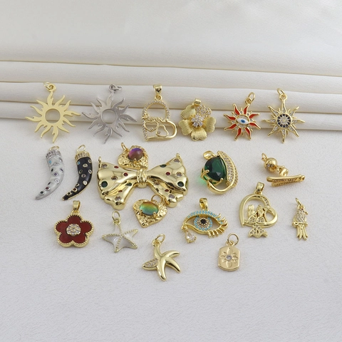 Pendentifs de Bijoux DIY à la Mode pour Femmes en Cuivre Plaqué Or Émail Strass Soleil Cœur Étoile Corne Italienne Breloques pour Bracelet Collier Boucle d'Oreille Accessoires de Fabrication de Bijoux