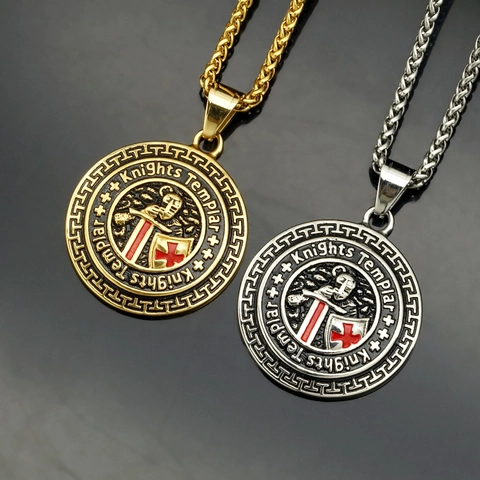 Colgante Caballero Templario Vintage de Acero Inoxidable Cruz Escudo para Hombre Redondo Medieval Esmalte Rojo Relieve Sin Cadena