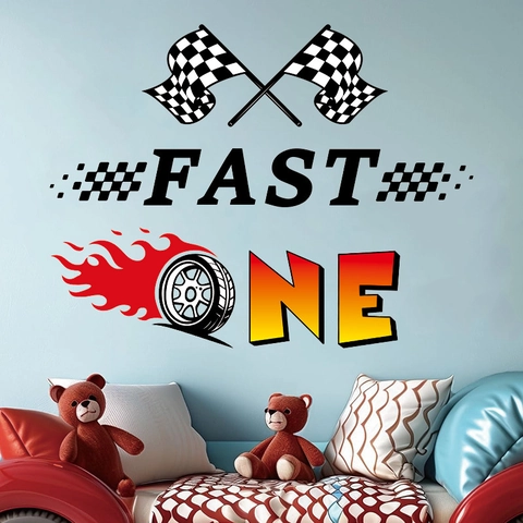 Adesivo da Parete a Tema Auto da Corsa in PVC Fast One Pneumatico a Fiamma Bandiera a Scacchi Adesivo Decorativo per Cameretta Ragazzi
