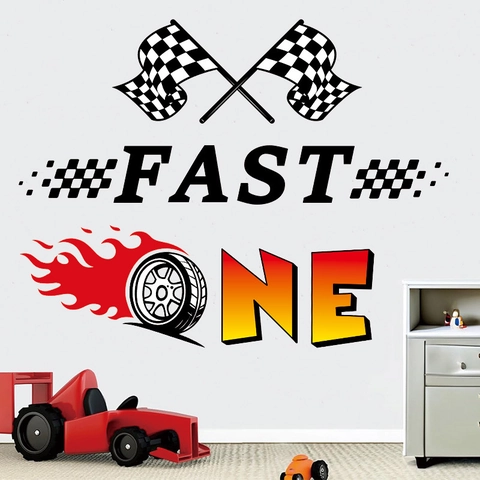 Adesivo da Parete a Tema Auto da Corsa in PVC Fast One Pneumatico a Fiamma Bandiera a Scacchi Adesivo Decorativo per Cameretta Ragazzi