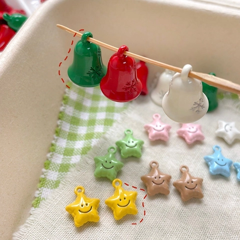 Pendentifs en Alliage de Noël en Forme d'Étoile et Cloche avec Motif de Flocon de Neige Breloques Peintes pour DIY Bijoux
