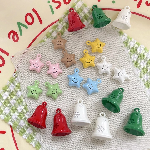 Pendentifs en Alliage de Noël en Forme d'Étoile et Cloche avec Motif de Flocon de Neige Breloques Peintes pour DIY Bijoux