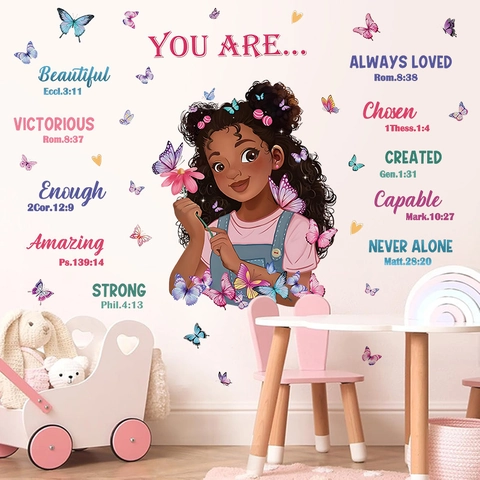 Adesivo da Parete PVC Bohemien Ragazza Afroamericana Con Farfalle Versetti Biblici Motivazionali Decorazione Casa Bambini