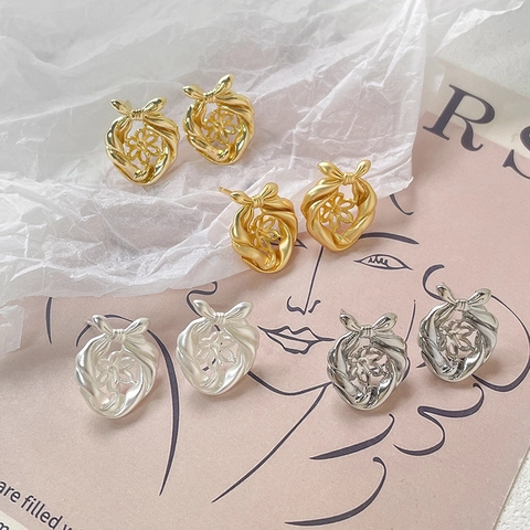 Basi per Orecchini a Bottone in Rame Placcato Oro 3D con Fiocco Anello Intrecciato Fiore Cavo per Gioielli Fai Da Te